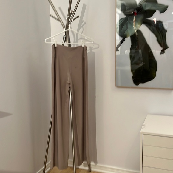 2/40$ 🛍 Cream Stretchy pants - Picture 1 of 2